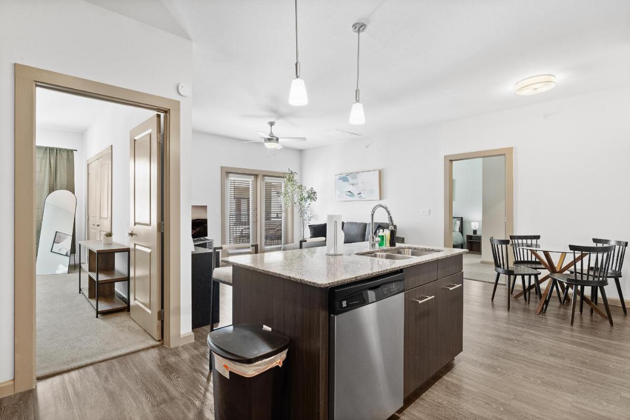 Luxe 3B/2B Getaway - Pool, Gym, Parking, Pet Wash Leilighet Leander Eksteriør bilde